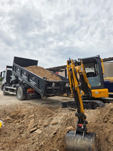 Camion benne ampliroll ASD pour évacuation de gravats
Mini-pelle ASD pour travaux de terrassement et fouille