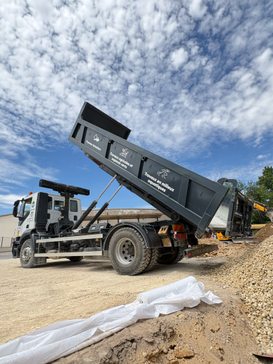 Camion benne ampliroll ASD pour évacuation de gravats